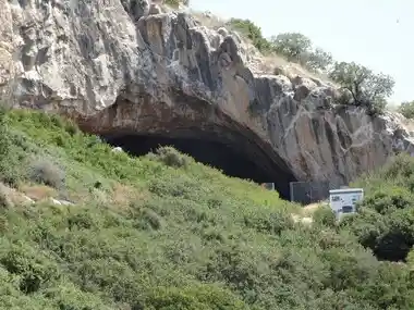 Είσοδος του Σπηλαίου Φράγχθι πάνω από τον κόλπο της Κοιλάδας στην Αργολίδα