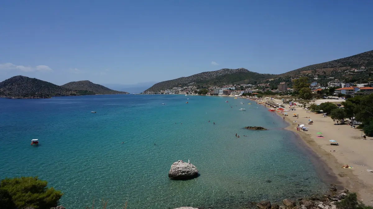 Παραλία Ναυπλίου με κρυστάλλινα νερά και άμμο - Τέλειος προορισμός για παραθαλάσσια χαλάρωση