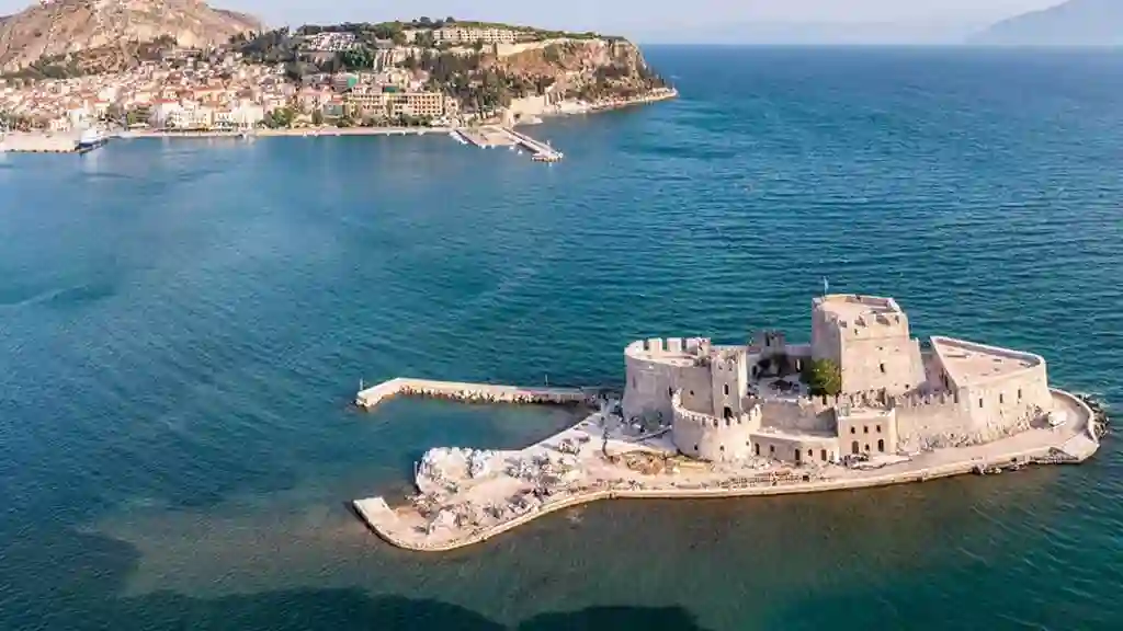 Το Μπούρτζι, το εμβληματικό αξιοθέατο του Ναυπλίου κατά την ημέρα.