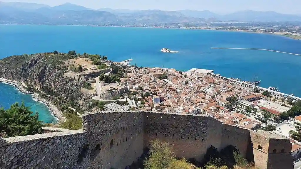 Άποψη του Ναυπλίου από το κάστρο του Παλαμηδίου με φόντο τον Αργολικό κόλπο και τα βουνά της Πελοποννήσου.