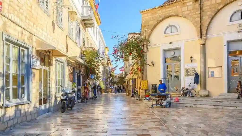 Το ιστορικό κτίριο Τριανόν στην Πλατεία Συντάγματος του Ναυπλίου όπου στεγάστηκε το πρώτο αλληλοδιδακτικό σχολείο