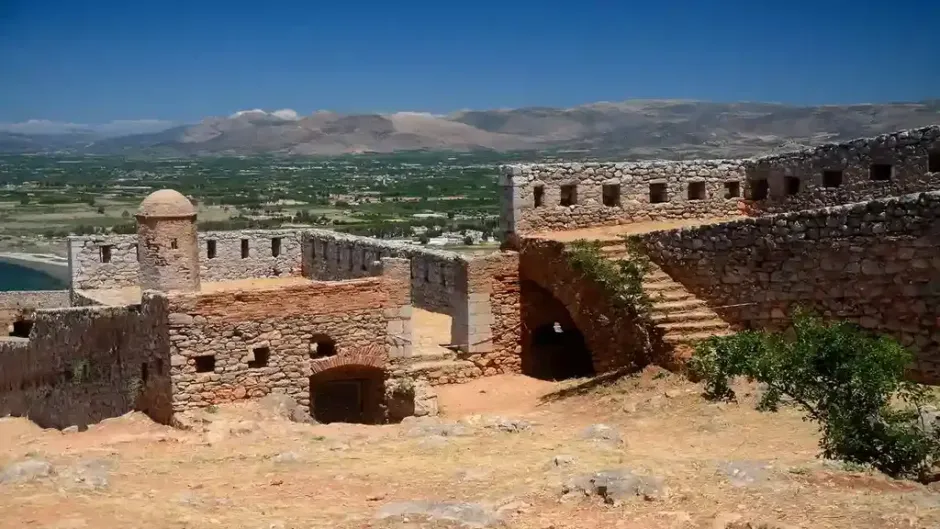 Εσωτερικό από το ενετικό κάστρο Παλαμήδι στο Ναύπλιο με θέα τα πέτρινα τείχη και τις πολεμίστρες