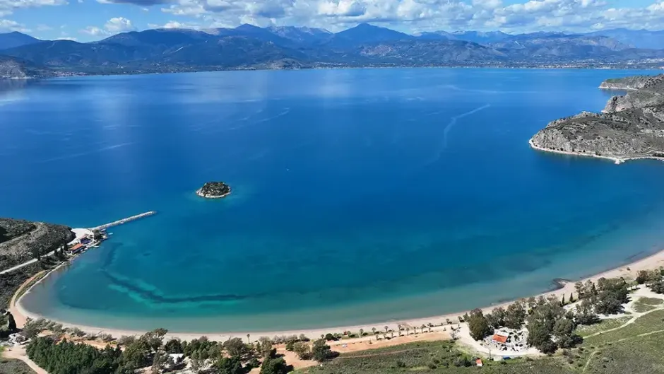 Πανοραμική άποψη από ψηλά της παραλίας Καραθώνα στο Ναύπλιο με γαλαζοπράσινα νερά