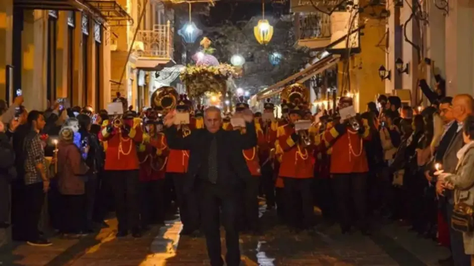 Περιφορά Επιταφίου στο Ναύπλιο με τη Φιλαρμονική Μπάντα να προπορεύεται στα σοκάκια της Παλιάς Πόλης το Πάσχα