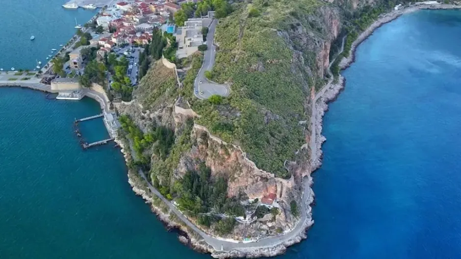 Πανοραμική θέα της Ακροναυπλίας και της παλιάς πόλης του Ναυπλίου από τη μεριά της θάλασσας